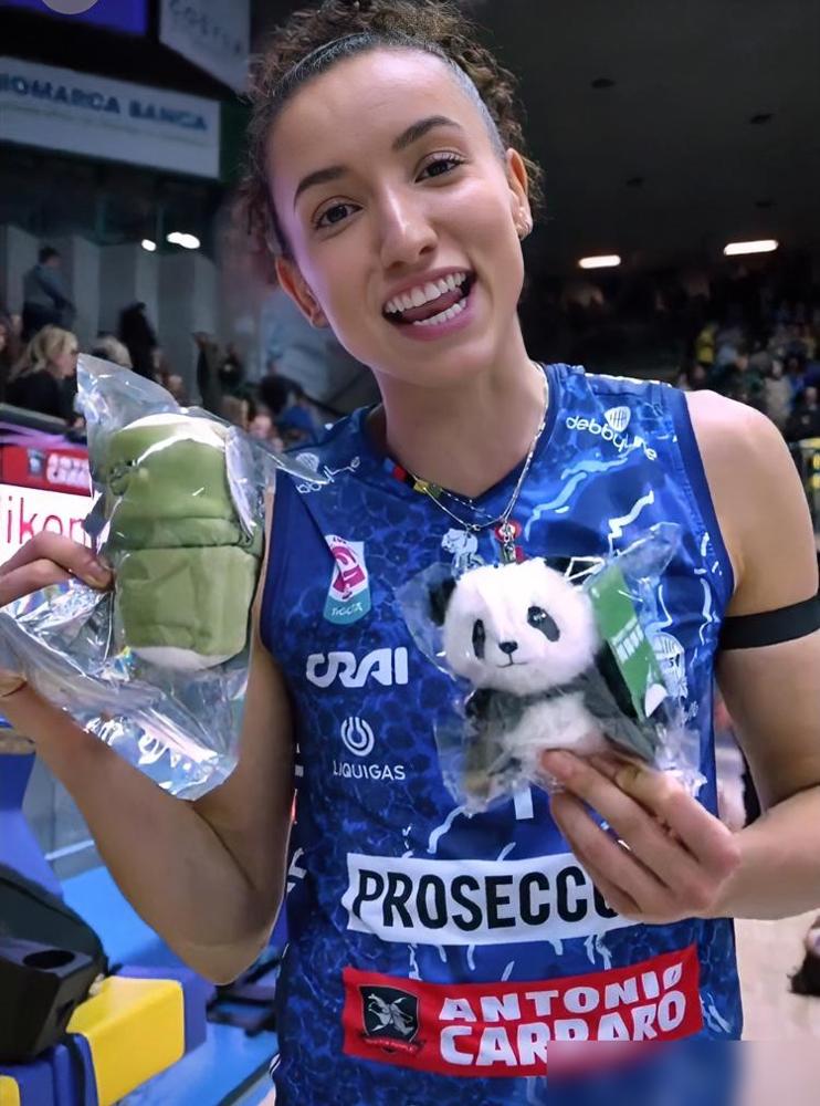 揭晓答案！！庄宇珊赛后送朱婷和加比啥？有的猜咱国内的调味品、有的说是福建的茶，总