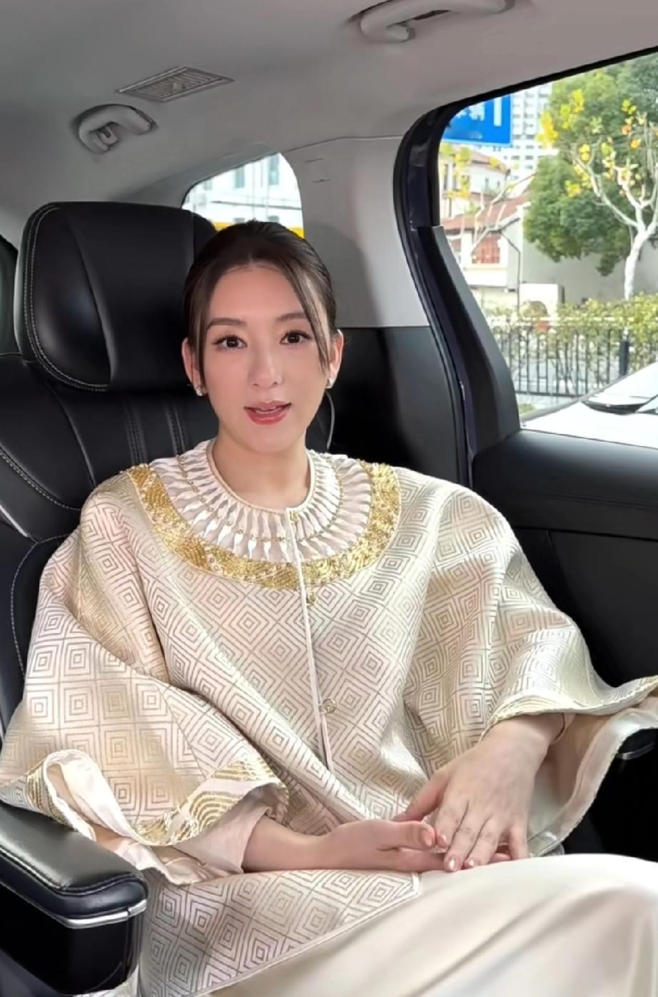 方媛生完三胎是越来越贵气了，最近一条视频中，方媛穿着一身金色新中式套装，手提爱马