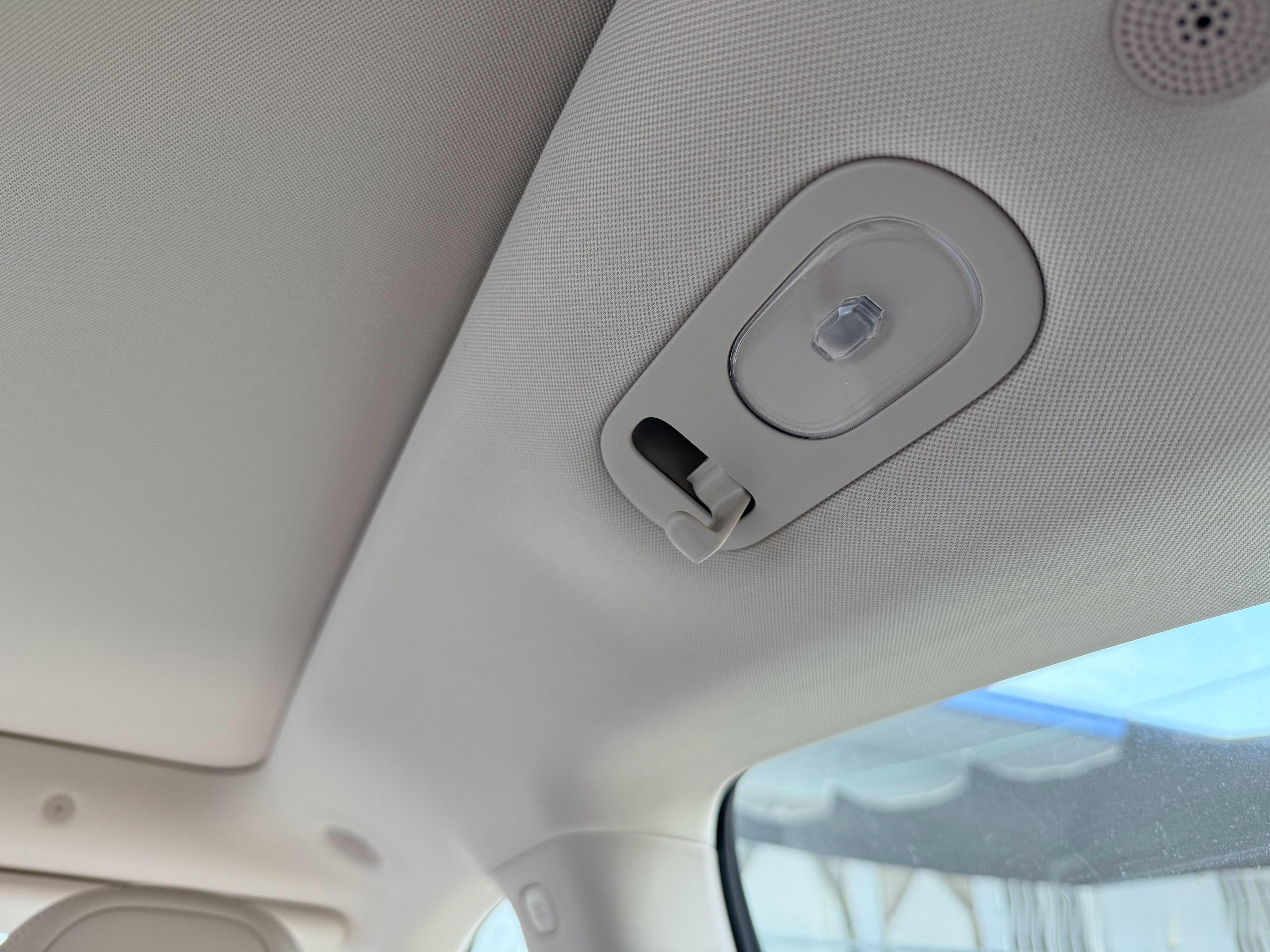 昨天发现智己LS6车内的挂钩真多副驾驶有一个，后排顶棚边上左右各有一个，都是可以