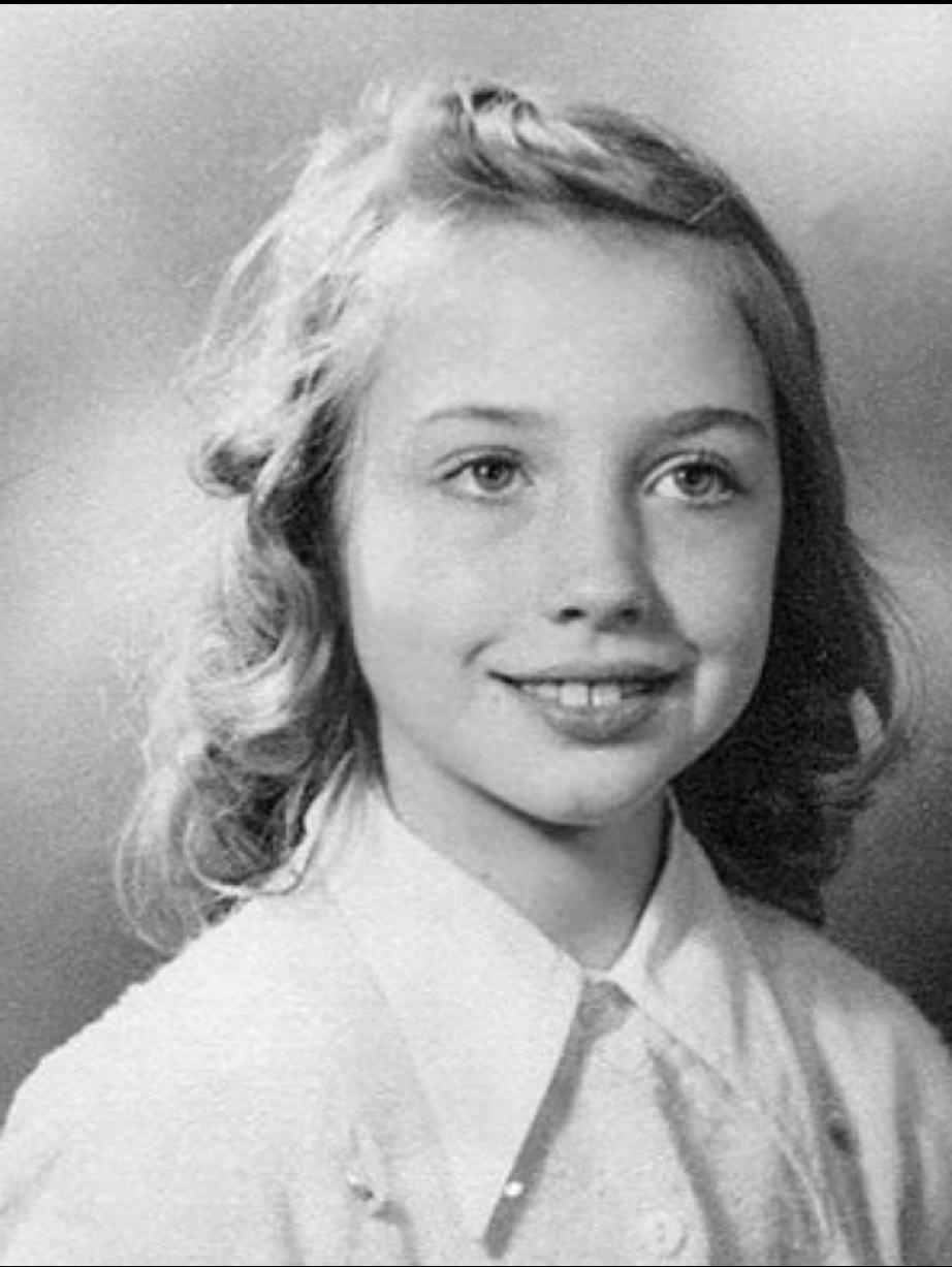 一看就是一家人。少女希拉里的嘴巴太有特点了，并且完美的遗传给了女儿切尔西。母