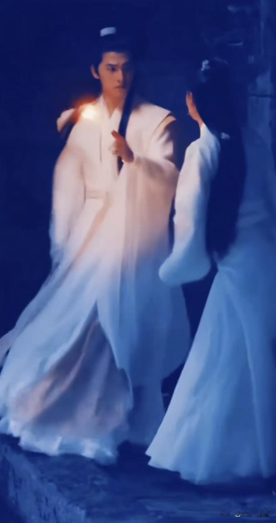 剧组为了衬托杨洋的飘逸，确实很用心，衣服是外三层里三层地往身上套，层层叠叠，走起