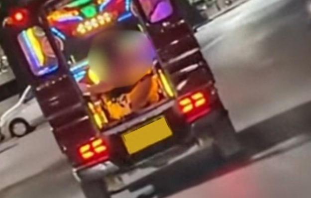 泰国普吉岛俩外国游客，在街头行驶的嘟嘟车上，干出了没眼看的不雅行为，视频一传上网