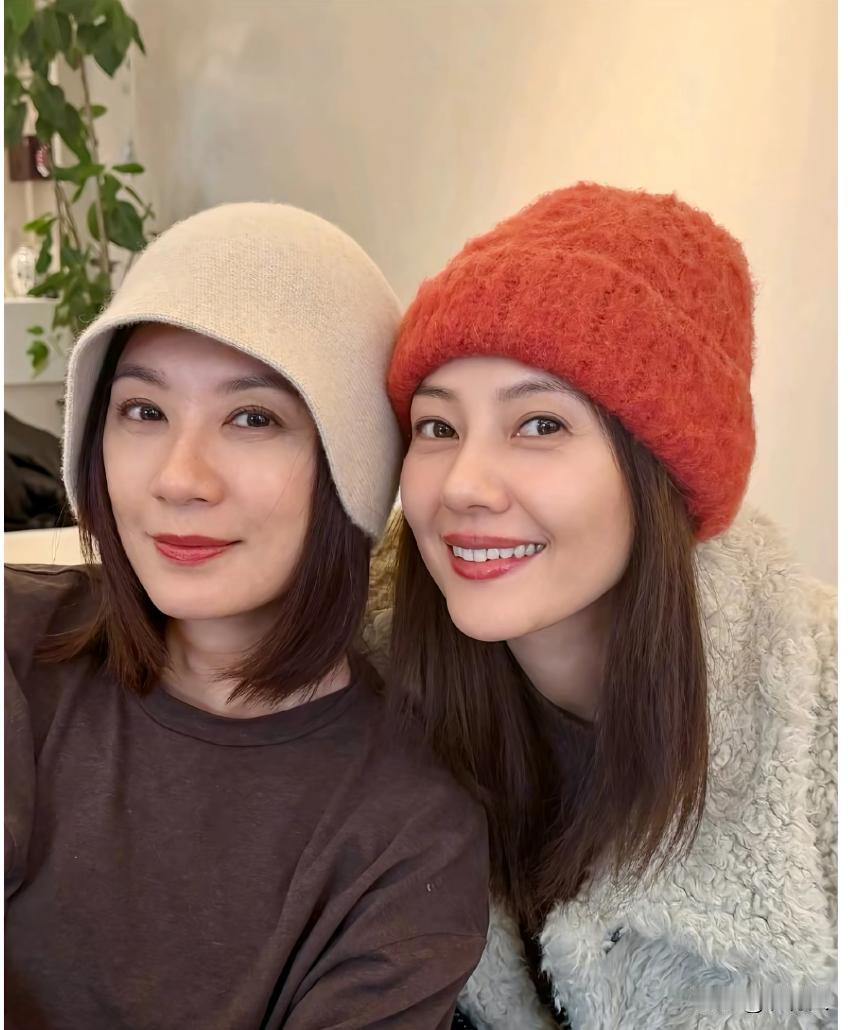 周芷若赵敏重聚了，贾静雯高圆圆互晒合照。距苏有朋版《倚天屠龙记》已经有23年，当