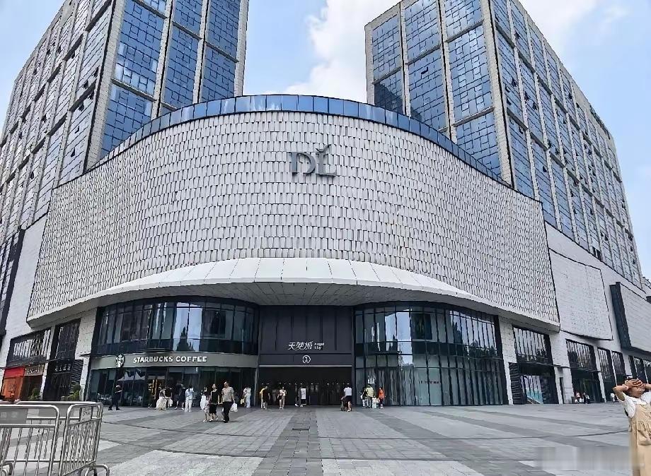 中国销售额最高的十大超市：1.沃尔玛：全年销售额高达1958.6亿2.盒马：全年
