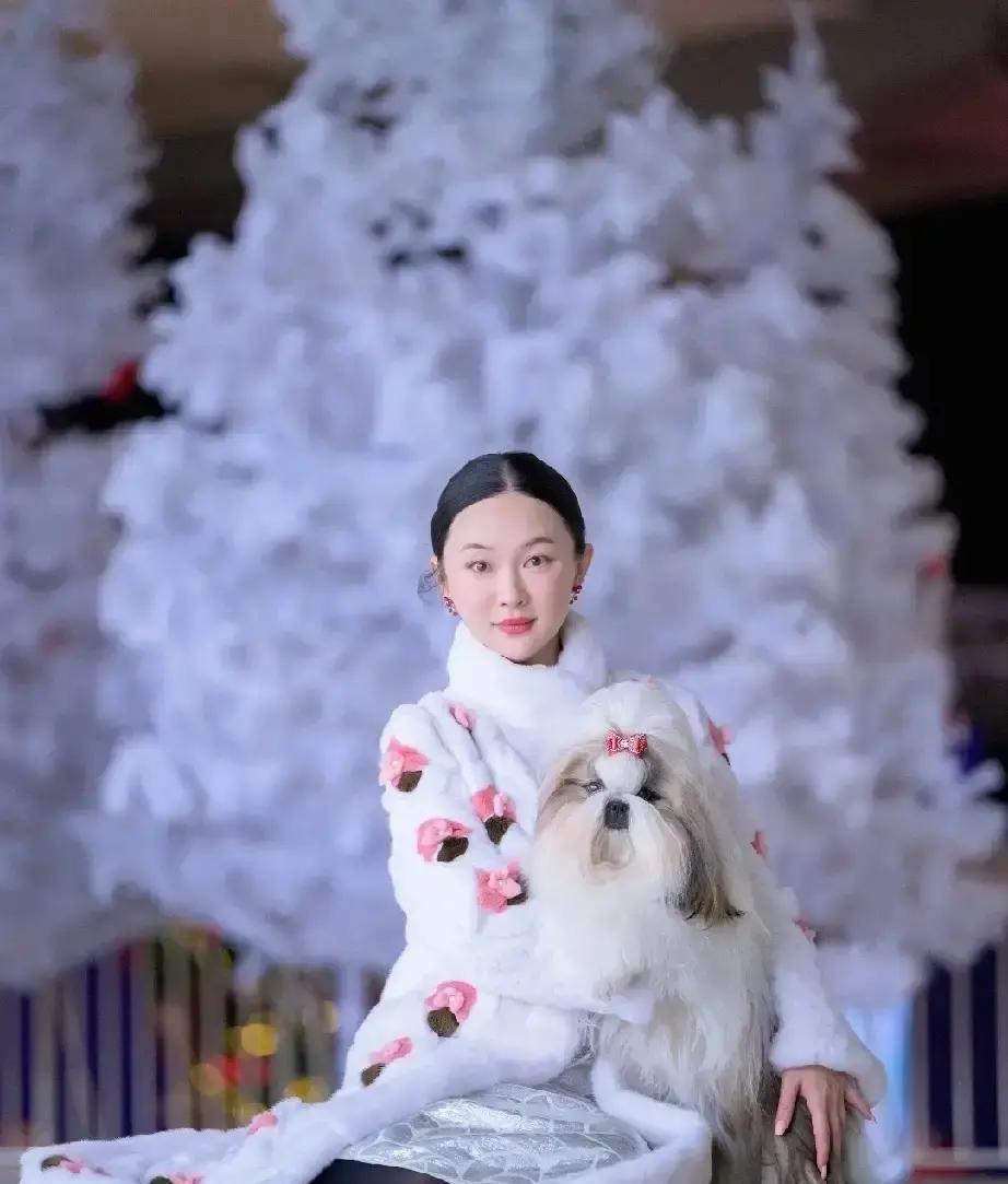 狗穿汉服被骂上热搜，她用一件旧旗袍堵住所有嘴。霍思燕翻出箱底旗袍，剪开靛蓝布料