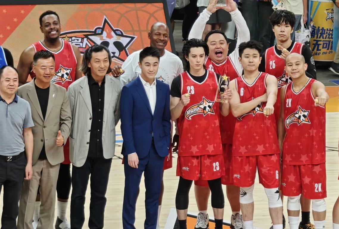 何猷君现身成都NBA聚星名人赛，现场熟面孔好多啊！吴尊、王鹤棣、尼克杨、保罗皮尔