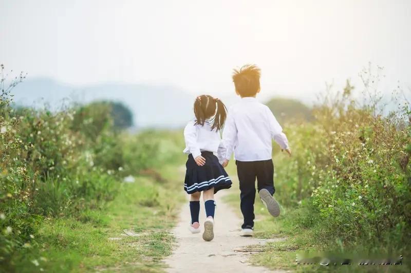 饭桌上，哥哥看着低头刷手机的侄子，轻声提醒他吃饭别玩手机。侄子头也没抬，一句“傻