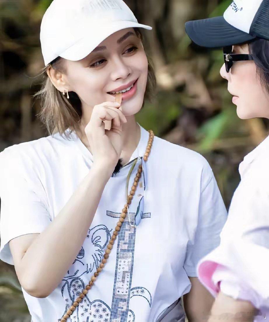 在教育孩子方面明星和普通人差别真的很大宁静在一路繁花里说，担心老人家带孩子会有些