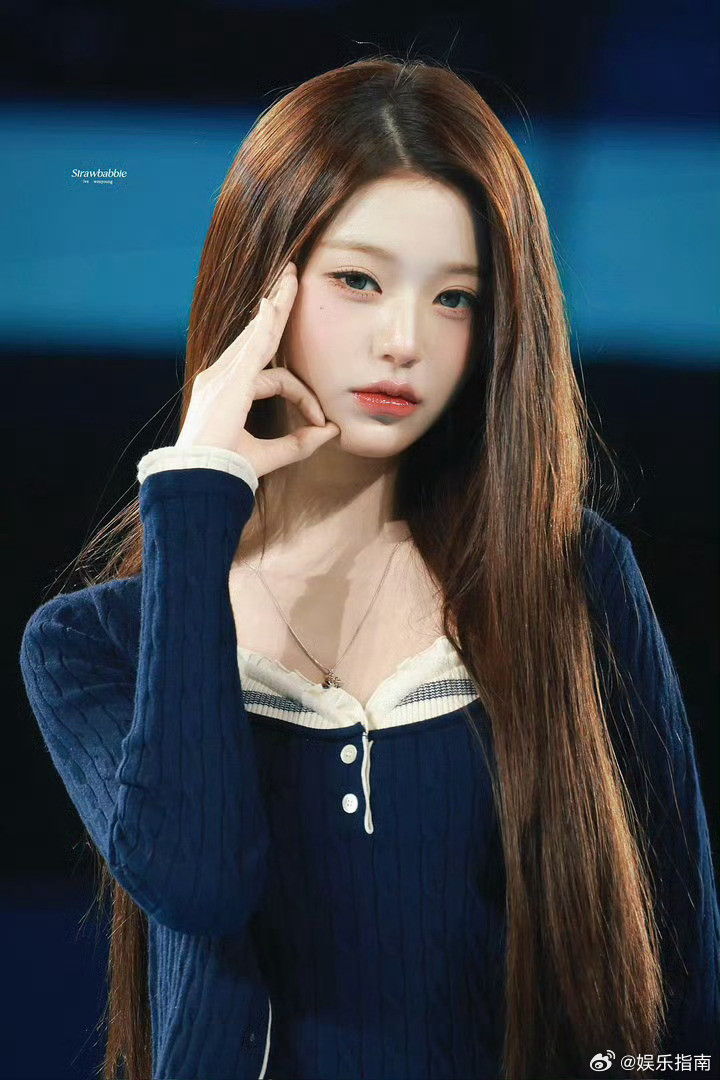 今天IVE张元英演唱会彩排饭拍，长直发针织衫造型完全温柔女神