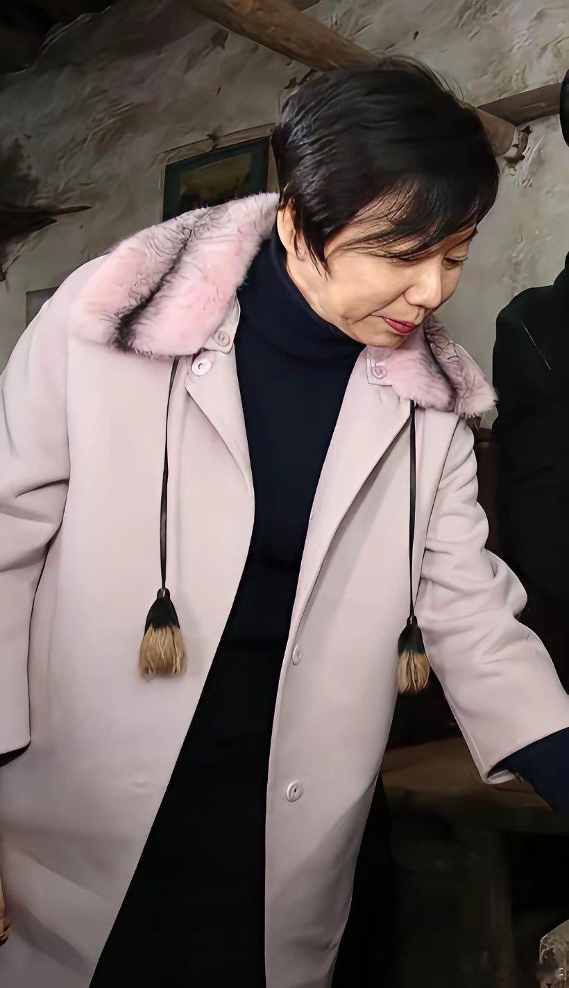许家印的前妻丁玉梅算抽了个长棒，逃避了法律的制裁！因为她2022年就与许家印离婚