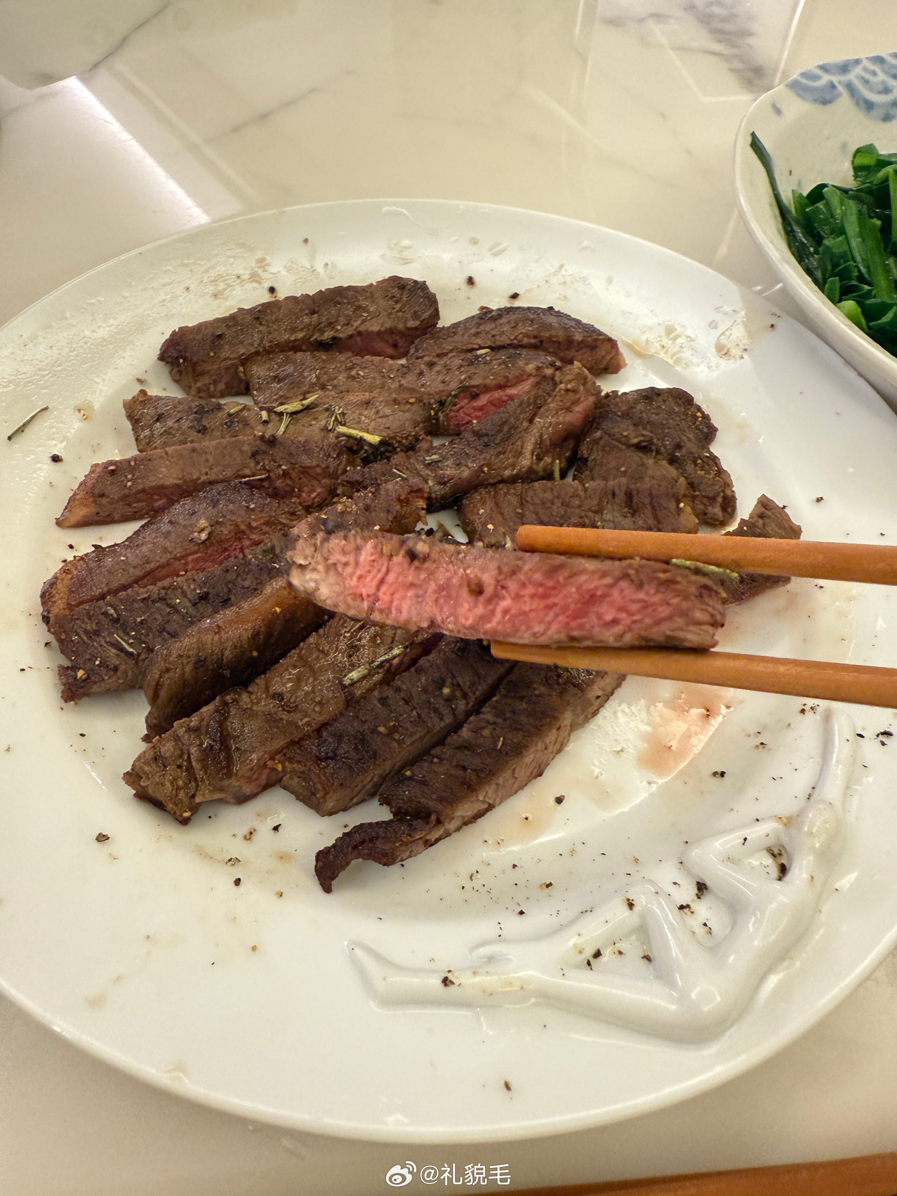 阿姨今晚牛排大获成功！用的是的法子好权威的方式，阿姨在此之前没做出过如此完美熟度