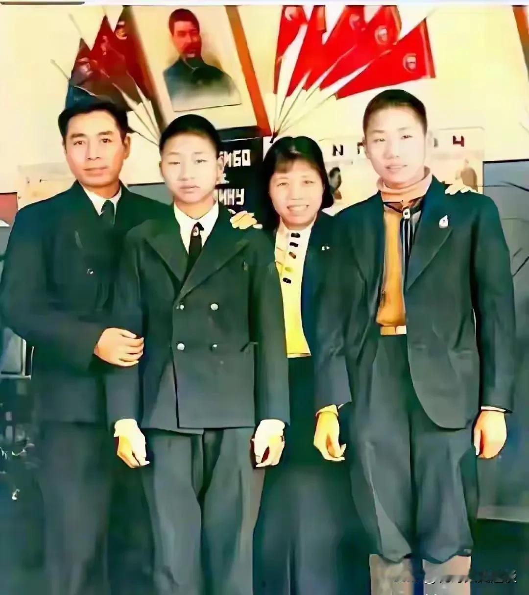 周总理夫妻和伟人的两个儿子合影。这是难得一见合影，周总理夫妻在1940年在苏联莫