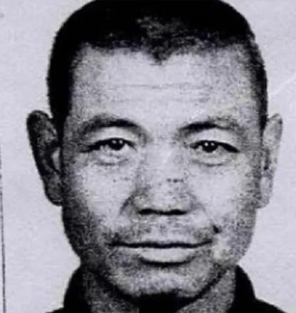 1996年2月1日，吉林柳河县制药厂女厕所。一个女人刚蹲下，一根磨尖的螺纹钢狠狠