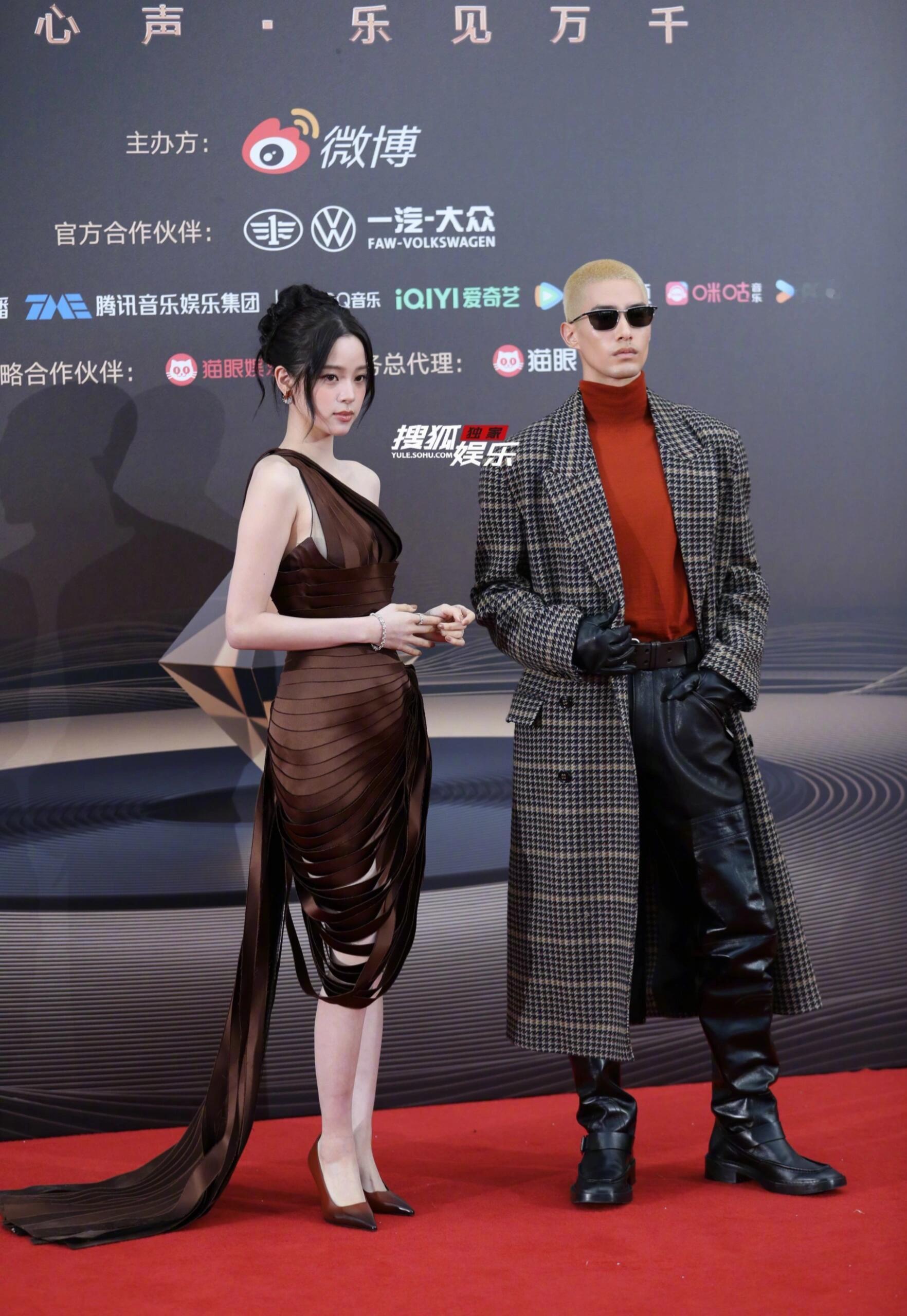 米卡和娜娜在多少个场合碰面了？​​​