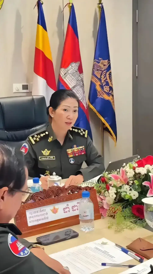 很好奇，这样的监控画面，是怎么流出来的？要知道，这可是洪森得办公室。首先