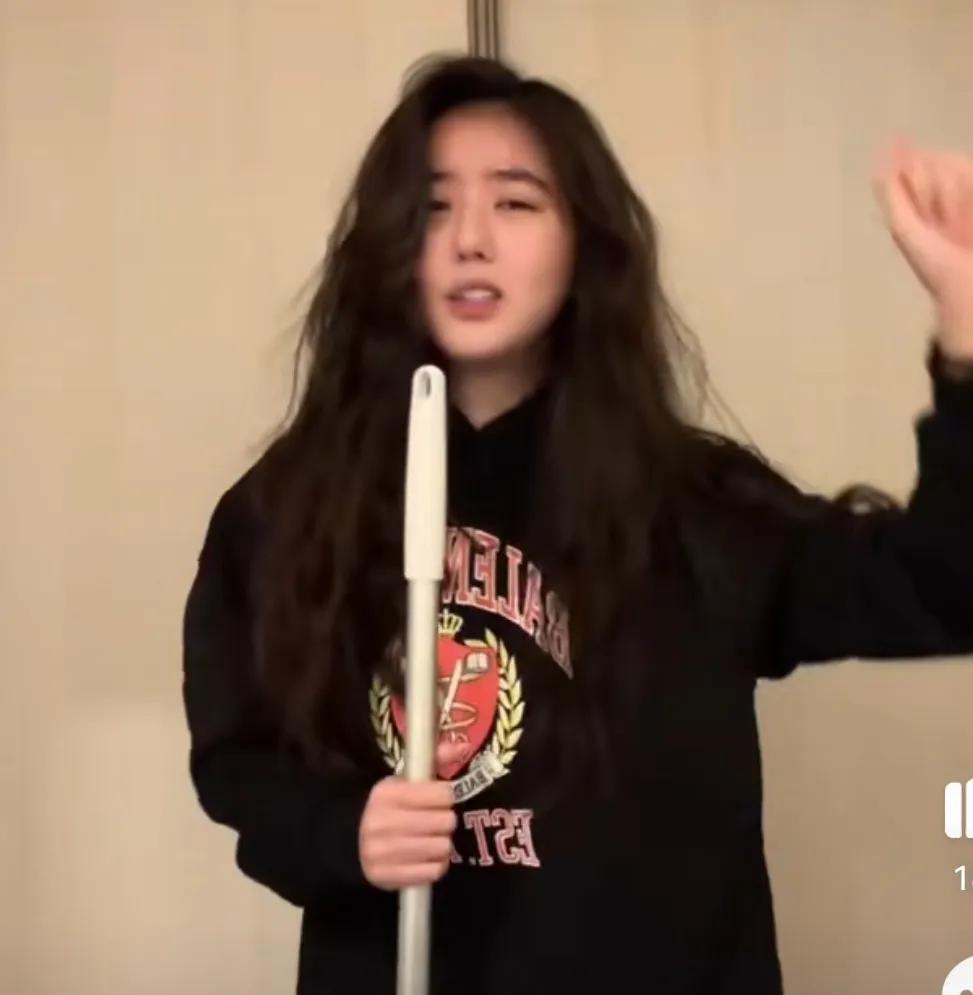 和王一博约会相亲搭档张云龙和成毅火速出圈到底是什么让她瞬间跌落泥潭？在早期