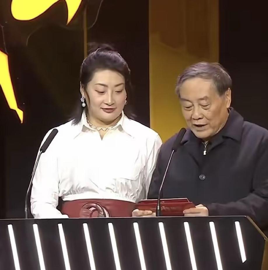 刚刚查了下不查不知道原来宗馥莉接班从不是靠父亲偏爱！谁能想到，娃哈哈千金