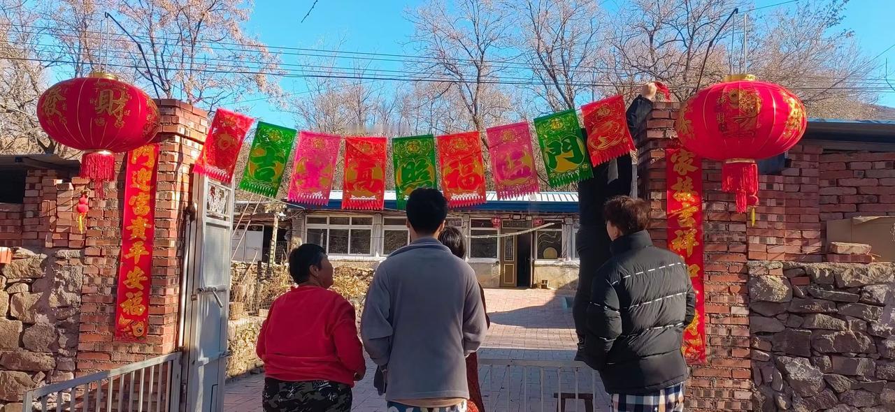 会村过年，过的就是人气，全家出动，贴对联，糊窗花，放炮仗，大锅烀菜，老人也忙，孩