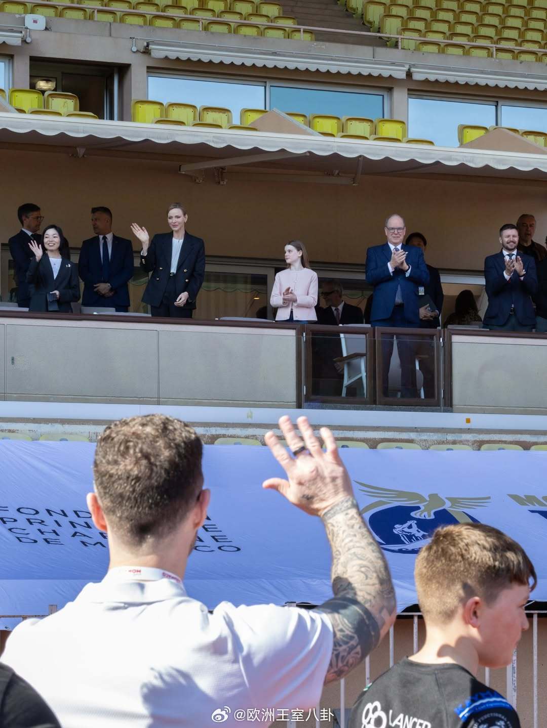 3.20摩纳哥亲王阿尔贝二世、王妃夏琳和加布里拉公主观看慈善橄榄球赛，今年首次