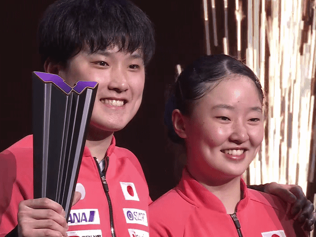 张本兄妹双双夺冠，值得称颂的一段佳话！哥哥眼睛亮晶晶的，妹妹也不矜持了，笑得合不