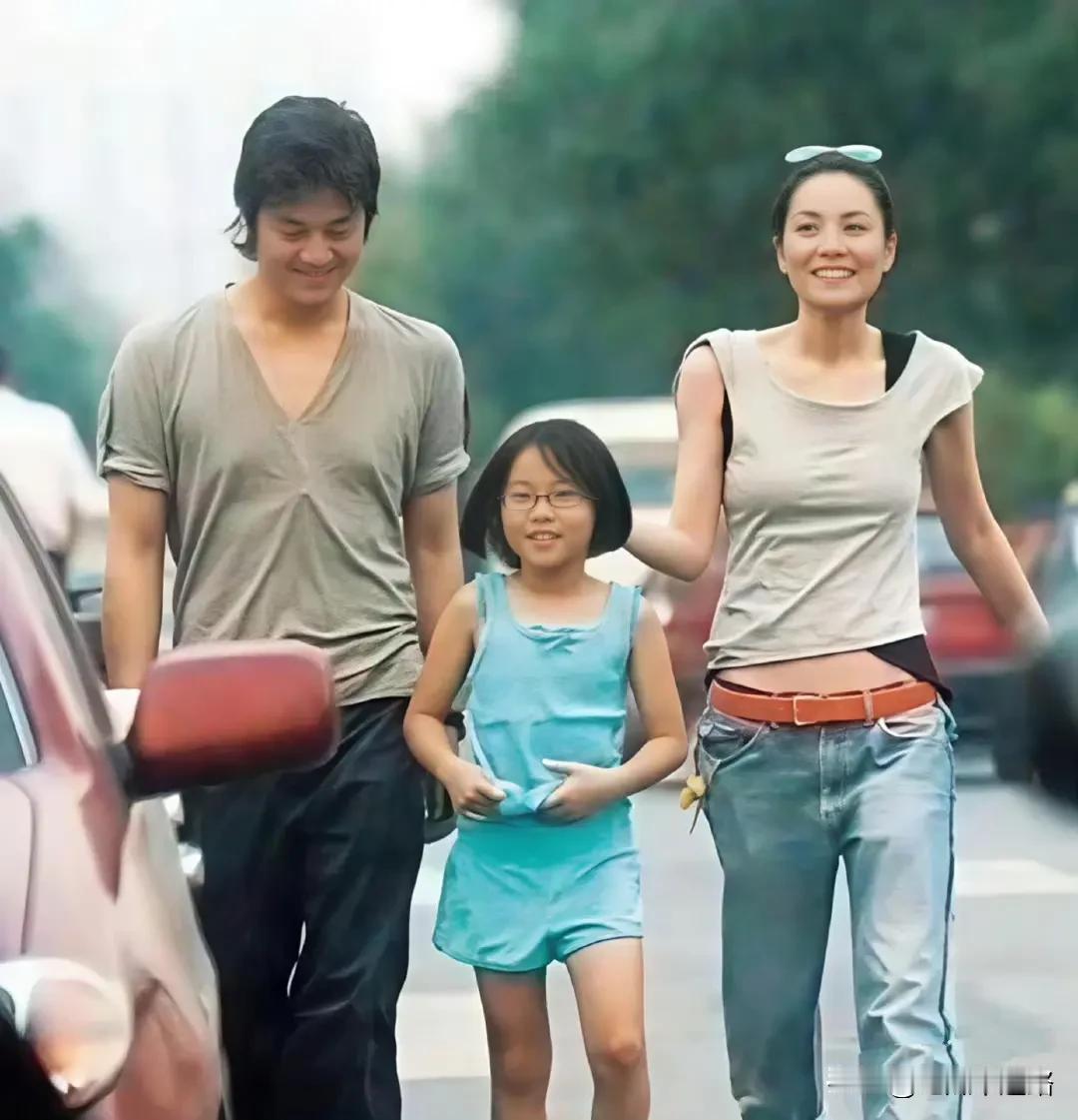 离婚十年，王菲和李亚鹏的相处模式，真的让我看清成年人最稀缺的能力。两人20