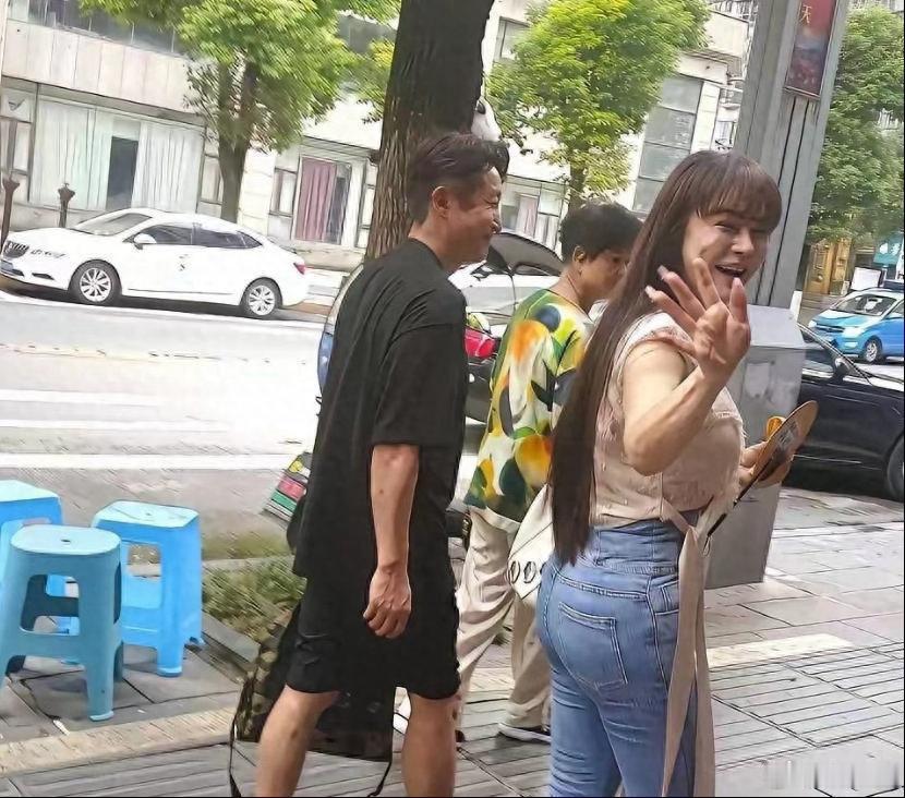 邹市明冉莹颖一家上马尔代夫旅游去了，真是“瘦死的骆驼比马大”