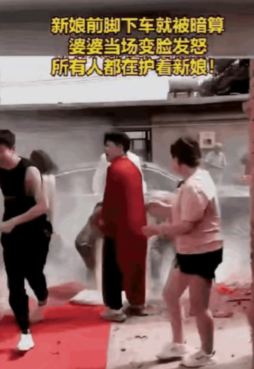 简直太胡闹了！”一位打扮漂亮的新娘刚下车踏上红毯，还没来得及拍照，就被一名男子冲