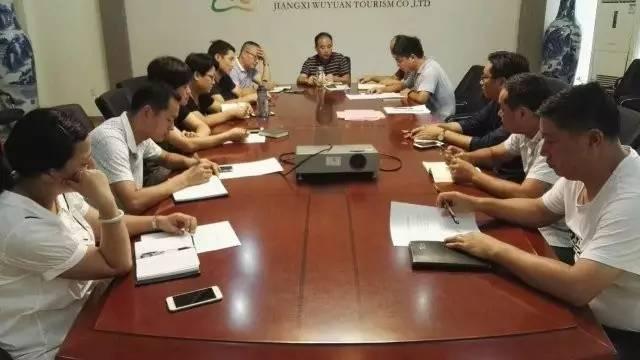 单位里的老张五十六周岁了，写了离岗申请交给了分管领导，说年纪大了不再参加集合点名