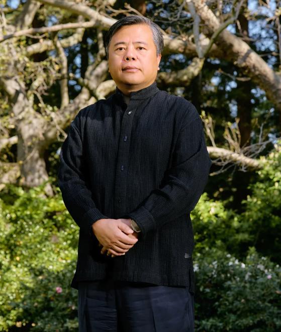 中国前首富陈天桥，如今或许已是外国人。他突然回国，动用境外资本买下上海的一家酒店