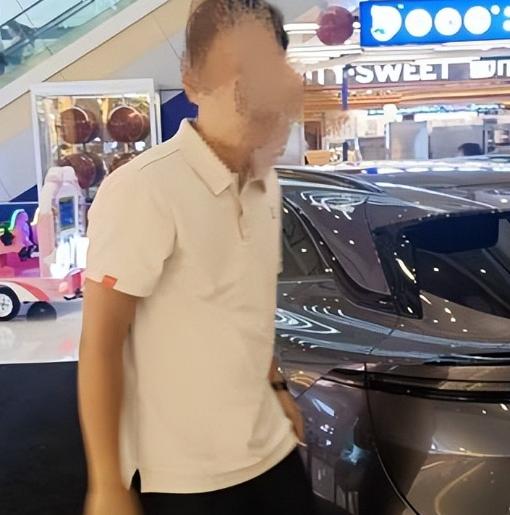 不留电话，就不配看车？一男子去试驾，因找不到双闪按钮便叫销售来帮忙，没想到一男销