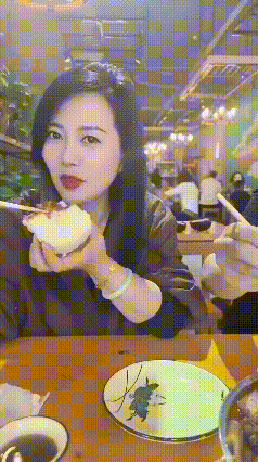 兄弟胆子真大，人家老公还在旁边呢。