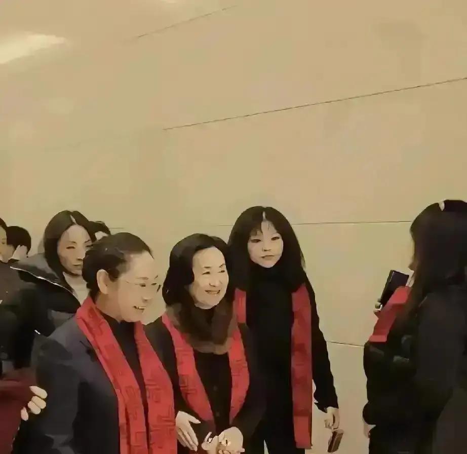 她回头只为握手，全网炸了那天天津峰会散场，人群涌向出口。一位穿旧西装的女士