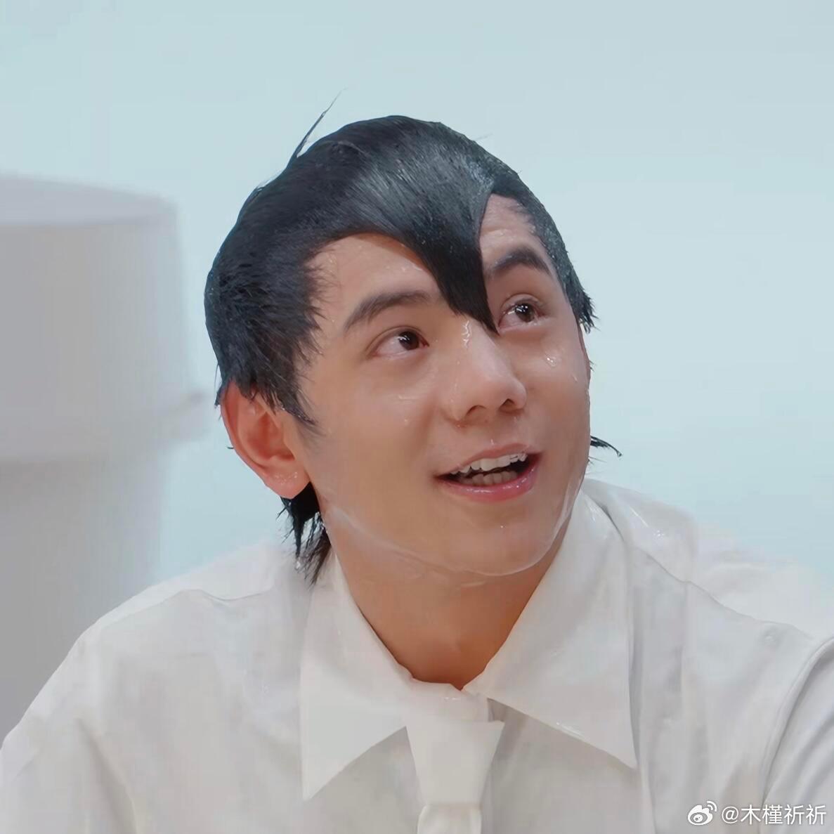 丁真被资本做局了够了，我是真的心疼他，丁真从水里抬起头的这个眼神，那一丝的讨好