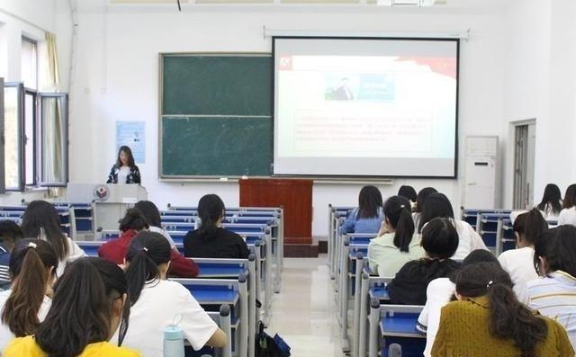 大学生天塌了！十八岁那年，多少人都在班主任嘴里听过同一句话：＂现在苦一点，等考上