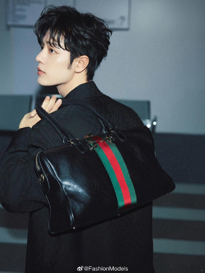 肖战握紧兔拳肖战握紧小拳头巨星肖战落地米兰，肖战握紧拳头好萌🥰赞赞兔拳👊🏻