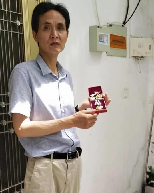 越战一等功臣张长海，退伍之后饱受病痛折磨，为了看病把房子都卖了。2018年，妻子