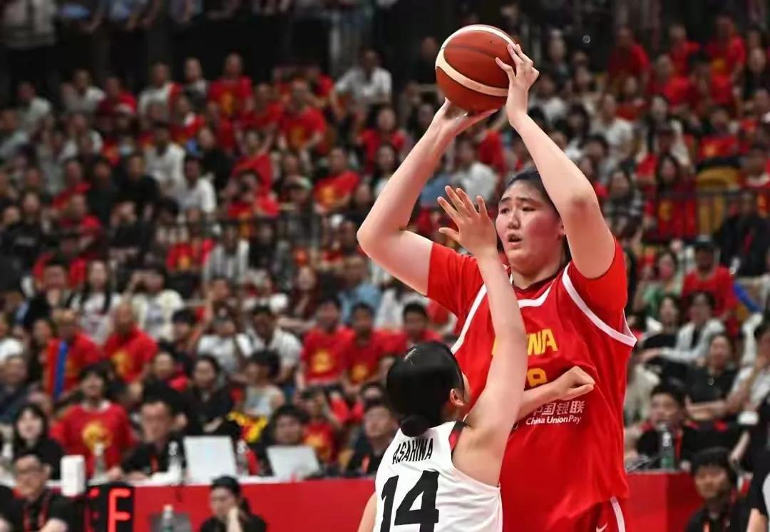 2米27张子宇碾压日本女篮引争议！身高优势算胜之不武？中国女篮需警惕‘姚明式困境’
