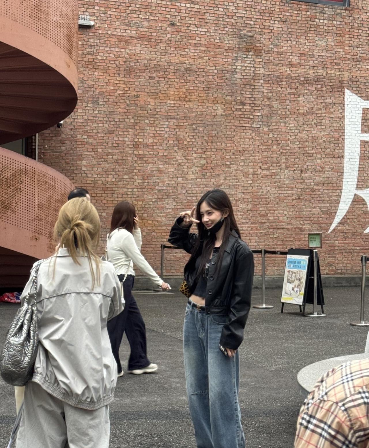 9月28日，有位网友在成都偶遇李一桐，她现身东郊街头的画面。李一桐长发飘飘，对