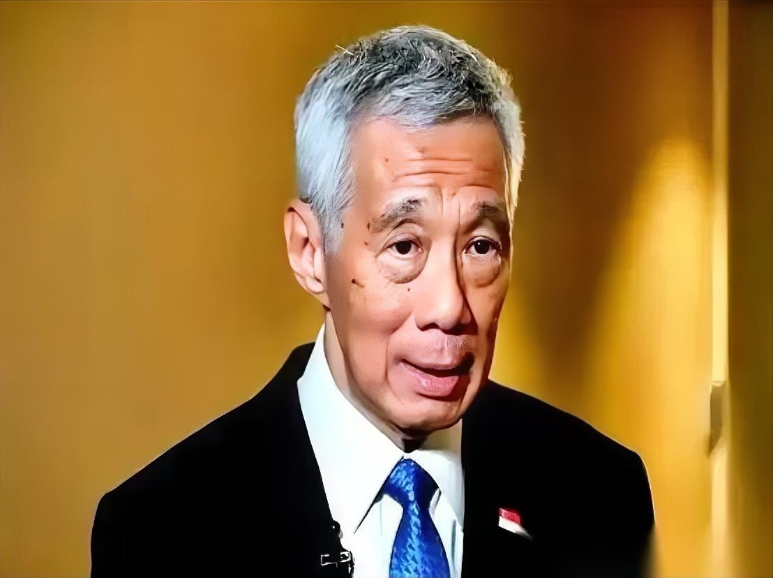 四十条巨轮，头都不回，直接绕过新加坡，奔着海南洋浦就去了。新加坡那边，据说只能