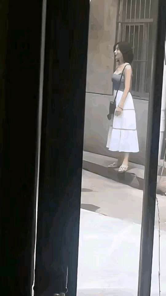 这是什么情况？感觉这些人都有点怪怪的，光天化日之下，似乎不太正常，但是又看不出有
