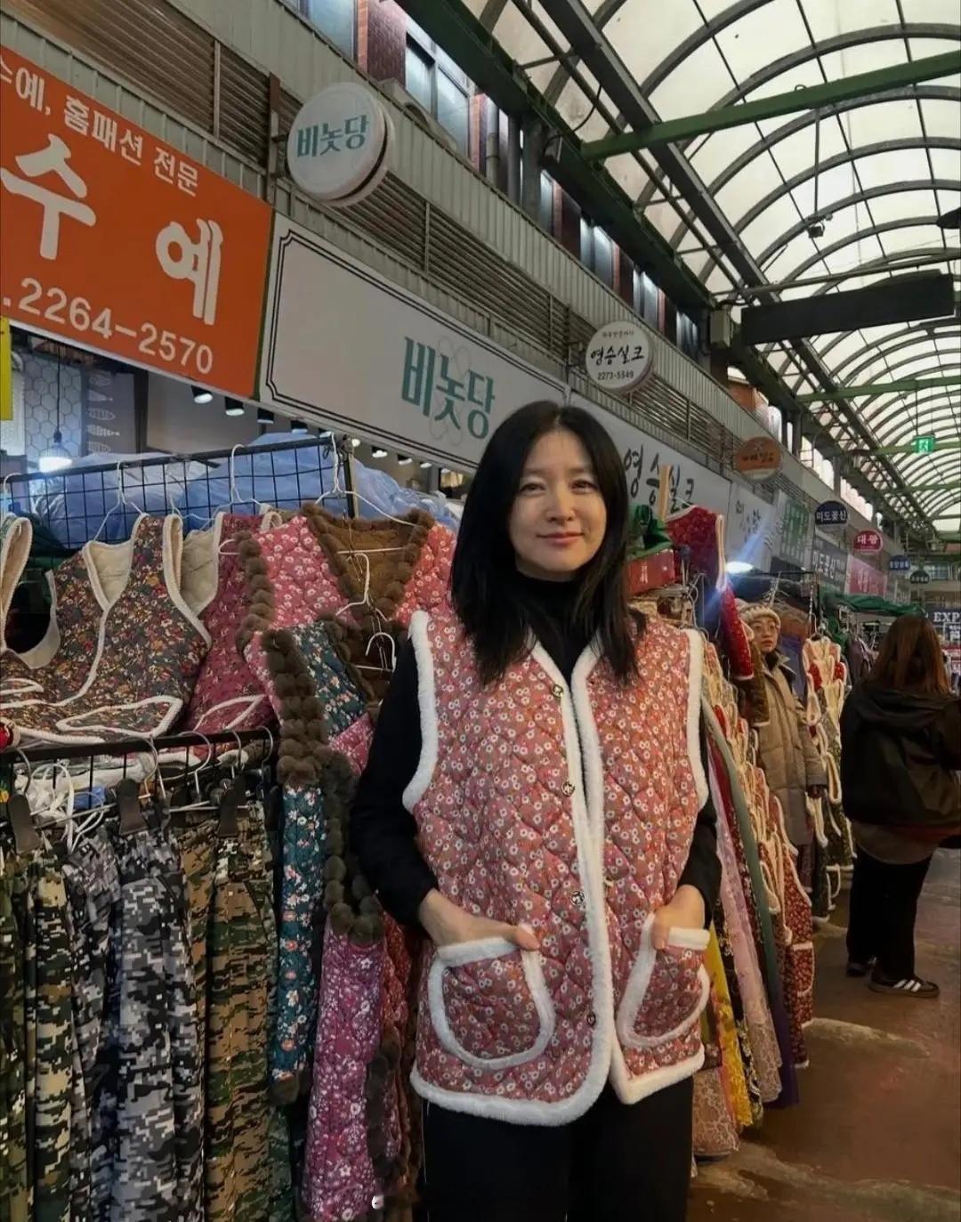 55岁李英爱逛韩国传统市场，她一个人自由自在逛菜市场，她的穿衣打扮朴素，但真人非