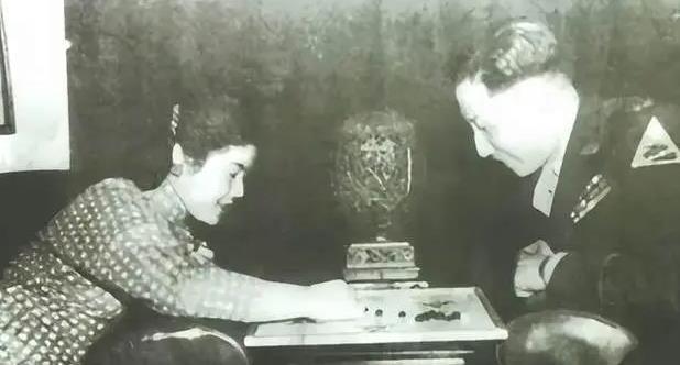 1942年，蒋纬国看到一位美丽的少女，上前和她搭讪：“小姐，报纸能借我看一下吗？