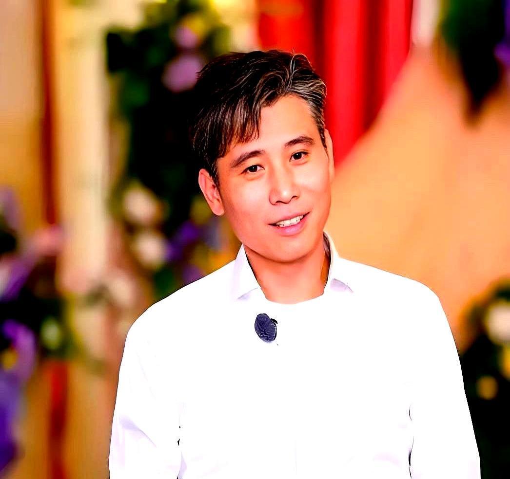 如果你觉得中年疲惫，看看李乃文那个转头的眼神。51岁的他，传闻有两儿两女。为