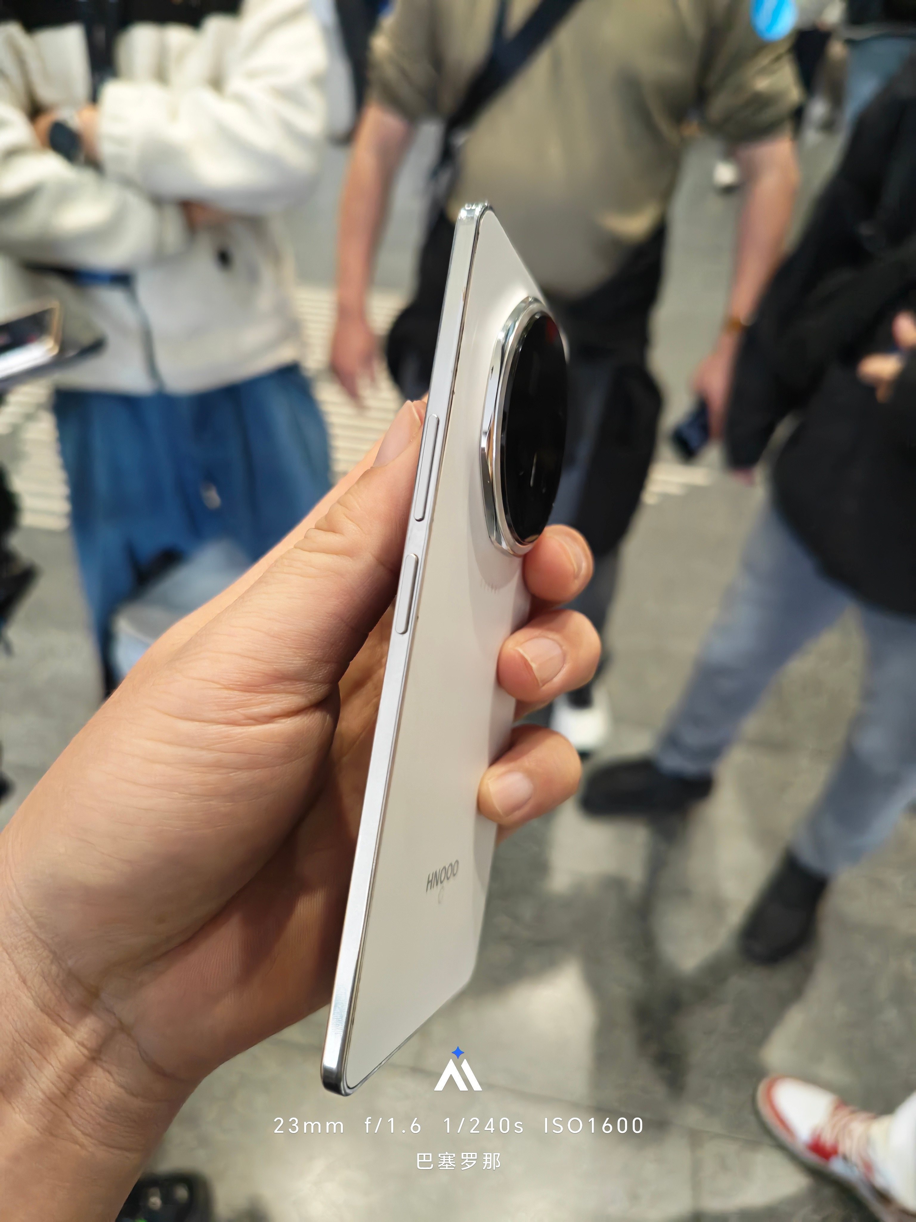 我勒个豆，我在mwc2026现场发现了一台工程机，这也太薄了外观和Magic