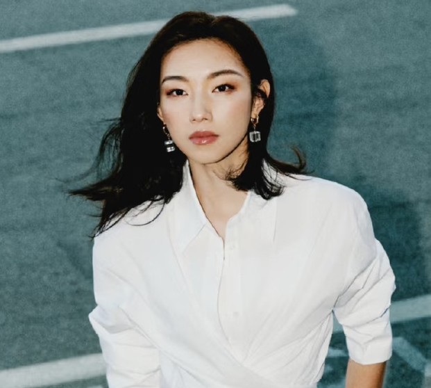 那尔那茜这件事情之所以闹得这么大，不是因为他是一名女演员，也不是因为她饰演过