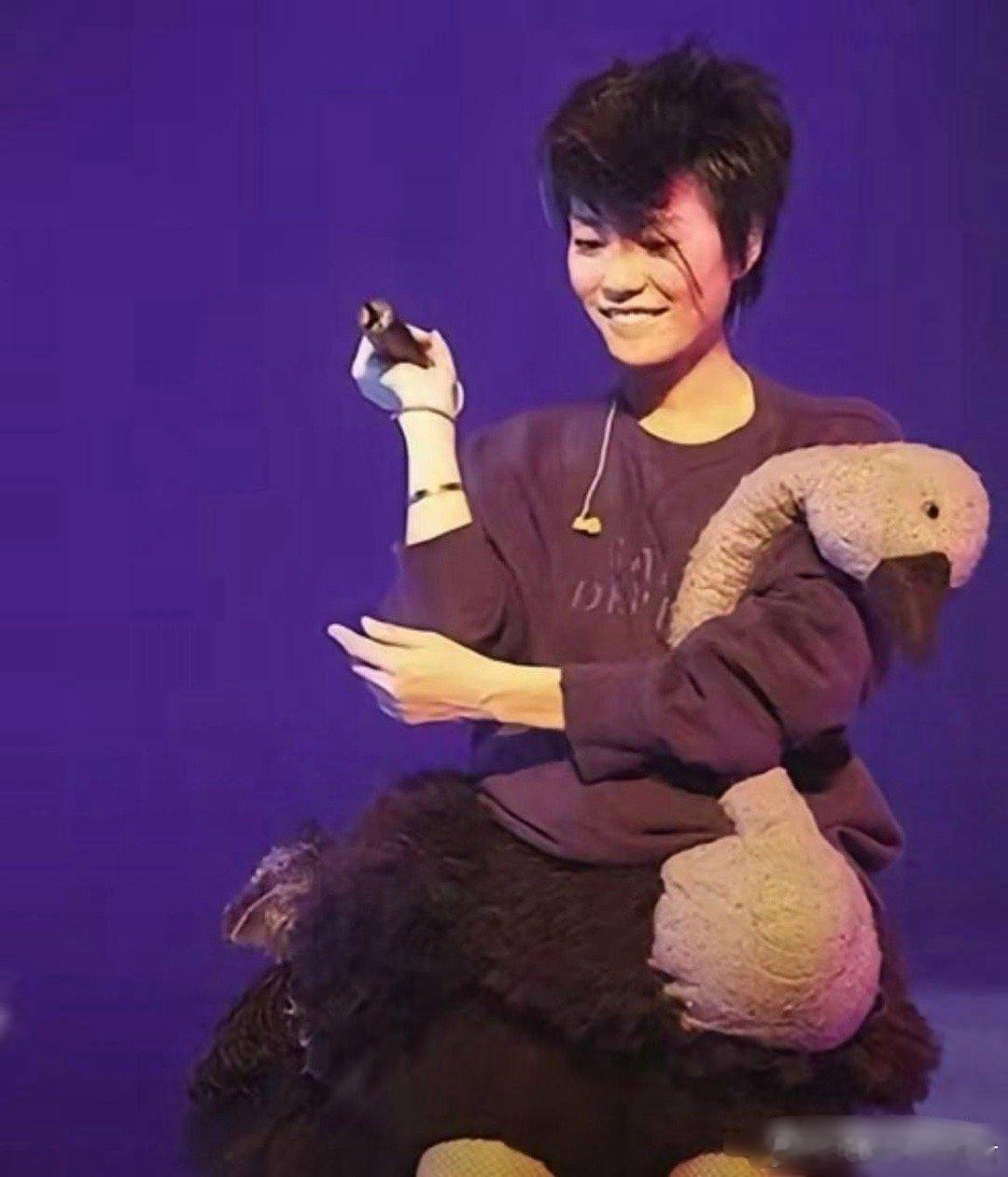 王菲这身鸵鸟装也太有态度了！独特又大胆，完美诠释了什么叫个性，不愧是天后