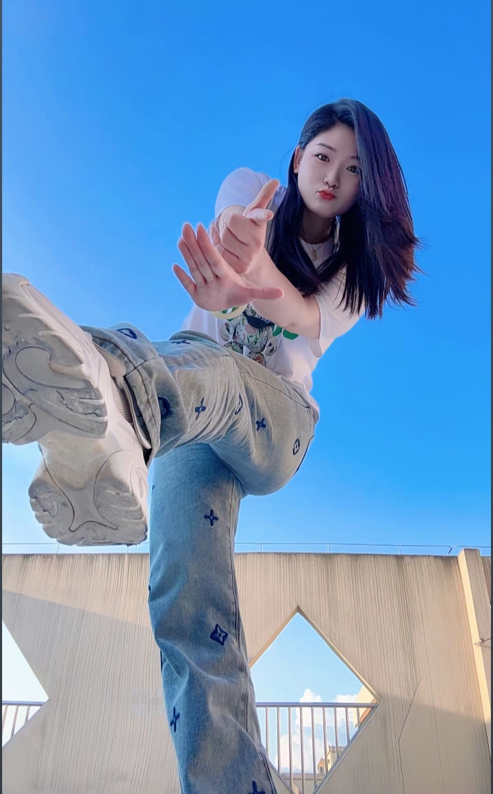 活泼开朗可爱
