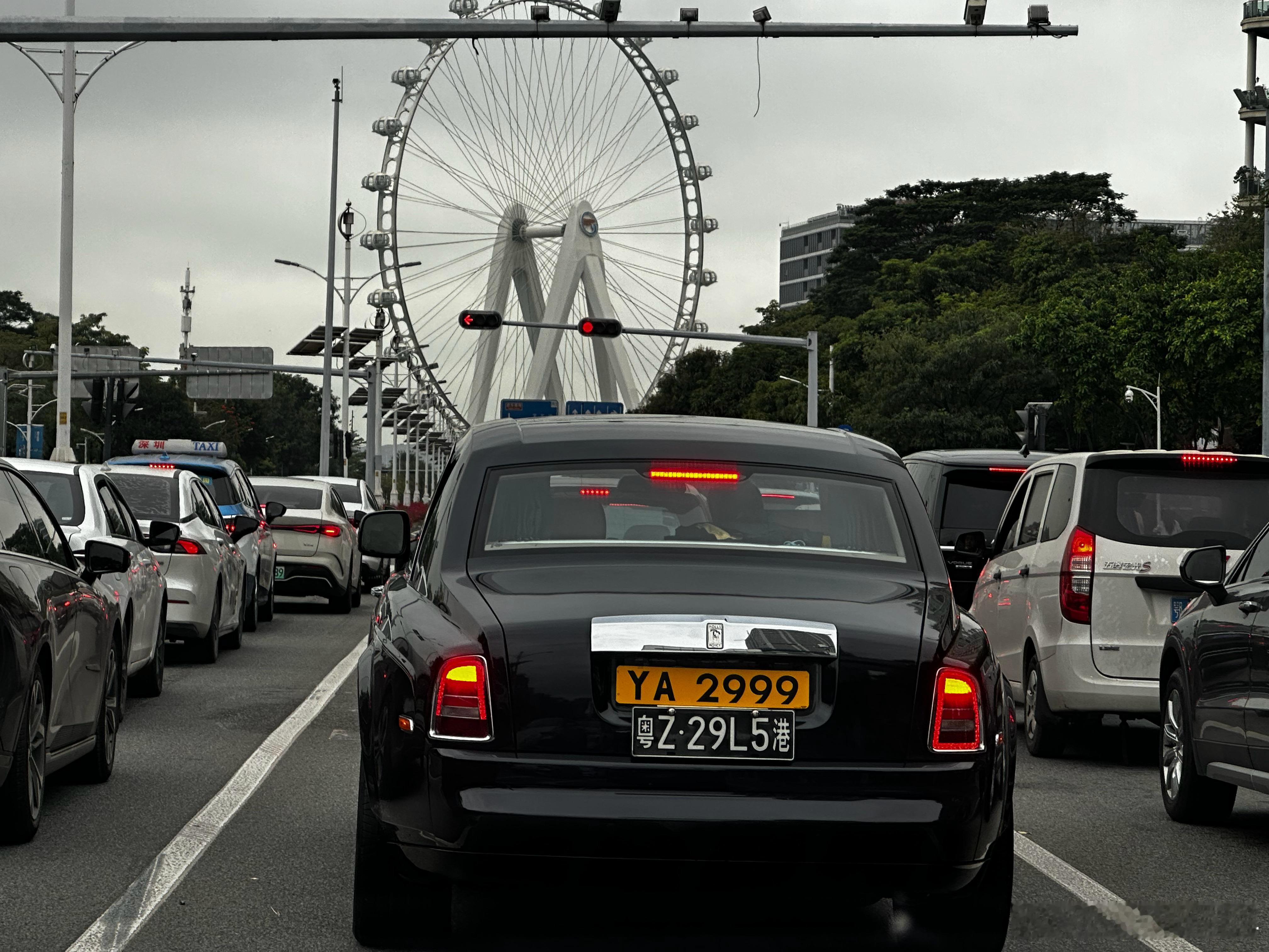 4种马路上的龟速车，哪个让你最痛…A.孤独龟速车B.看你超车就加速的龟速车C
