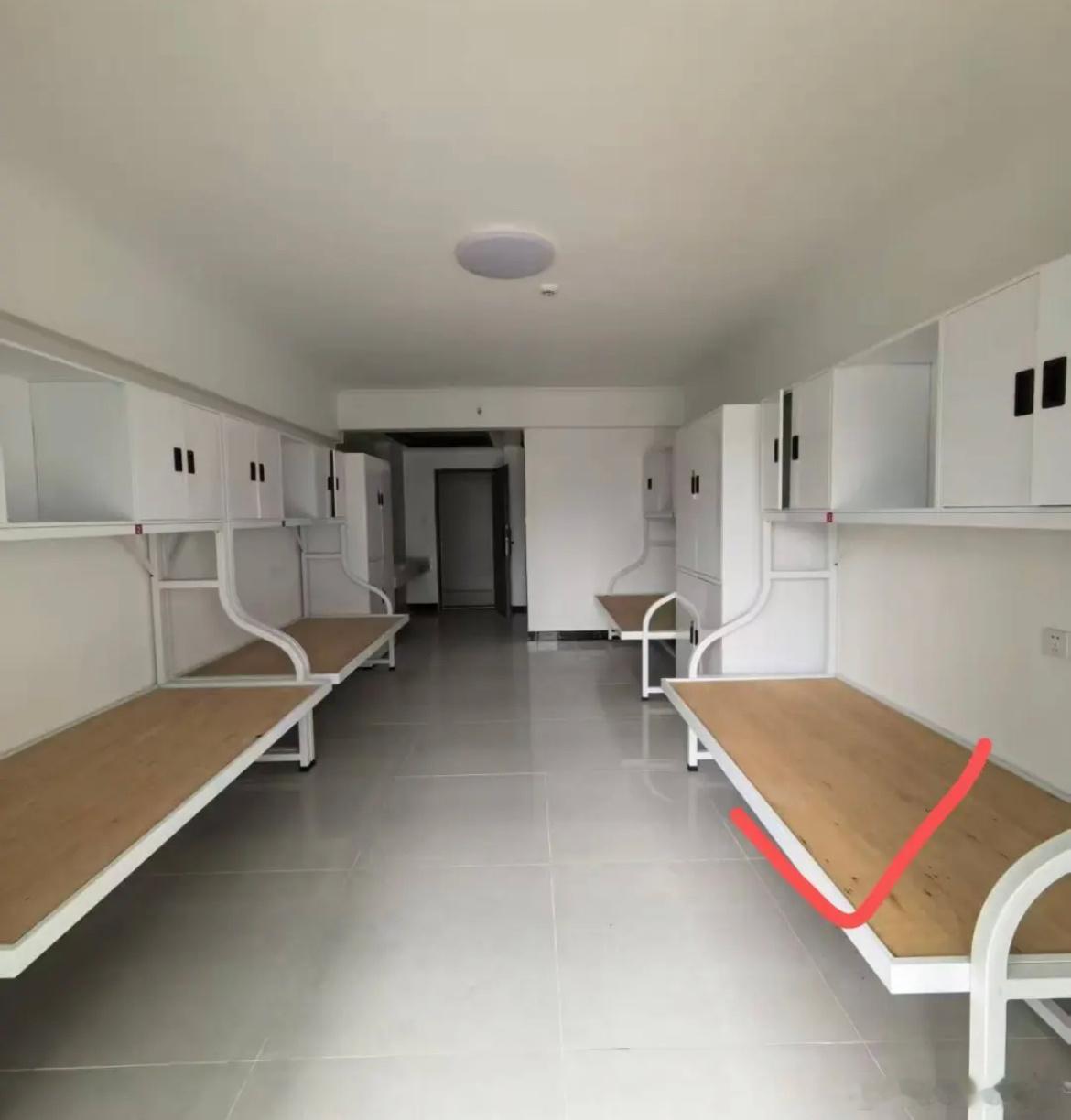 宿舍的床位长这样有没有什么办法可以挂床帘？​​​