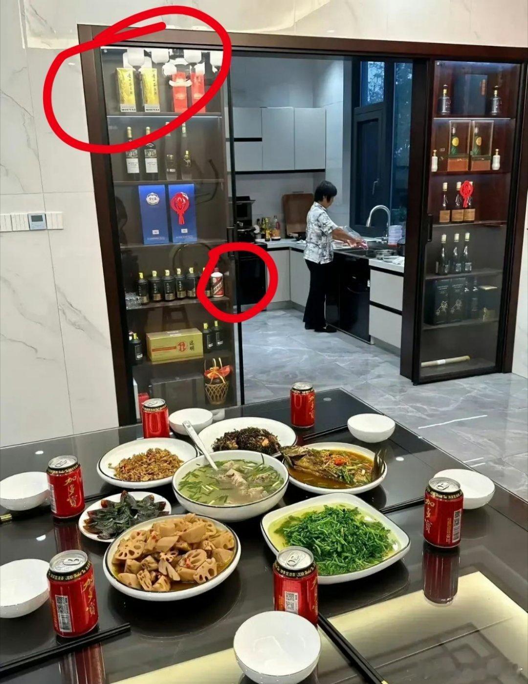 某网友抱怨，周末开大G三四小时，从深圳跑惠州看同学，结果他家酒柜有茅台不开，却让